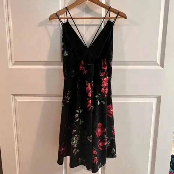 Floral print, low cut, crisscross back dress. - Picture 2 of 3
